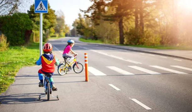 Biciclette, Minorenni e Codice della Strada: Regole su Piste Ciclabili, Sensi di Marcia e Attraversamenti Sicuri